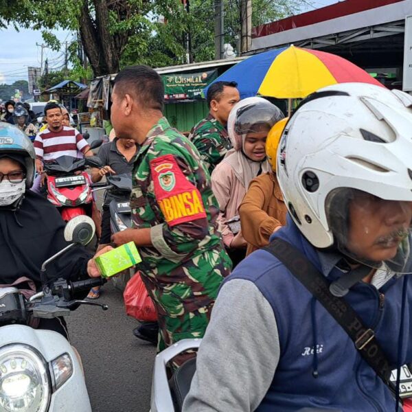 Peduli Sesama, Koramil 0602-16/Ciruas Bagikan Takjil Berbuka Puasa 