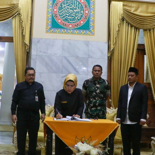 Bupati Tatu Serahkan NPHD untuk PSU Pilkada Kabupaten&hellip;