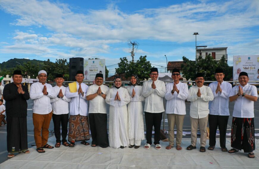 Sholat Ied di Alun-alun Kramatwatu,&hellip;