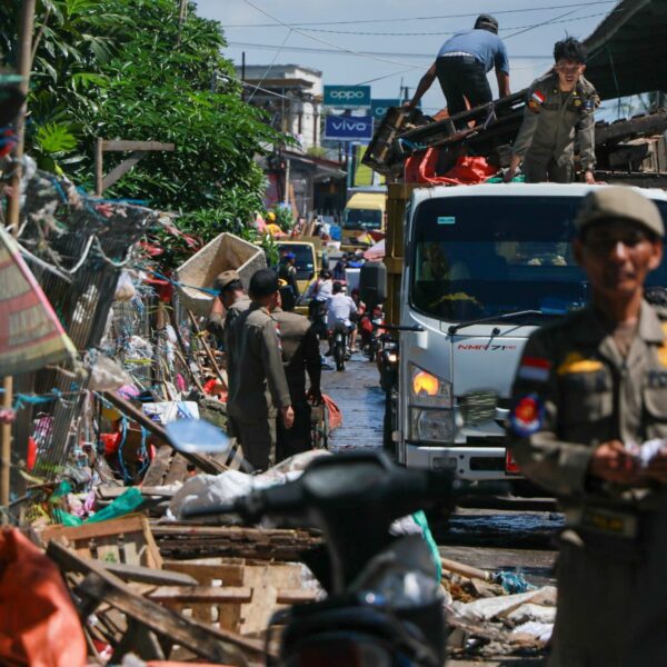 Satpol PP Kabupaten Serang Bongkar Puluhan Lapak PKL&hellip;