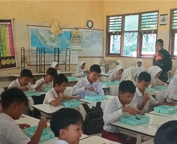 Siswa SDN Malanggah 1, Bahagia Nikmati Makan Bergizi…