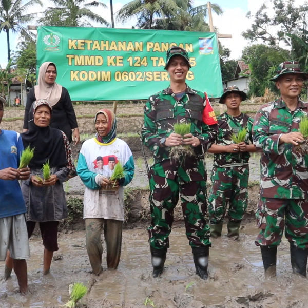 Dansatgas TMMD ke-124 Kodim 0602/Serang Tanam Padi Bersama…