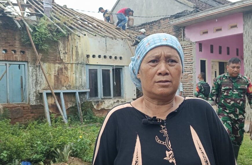 Ibu Erlin Terlihat Bahagia Saat…