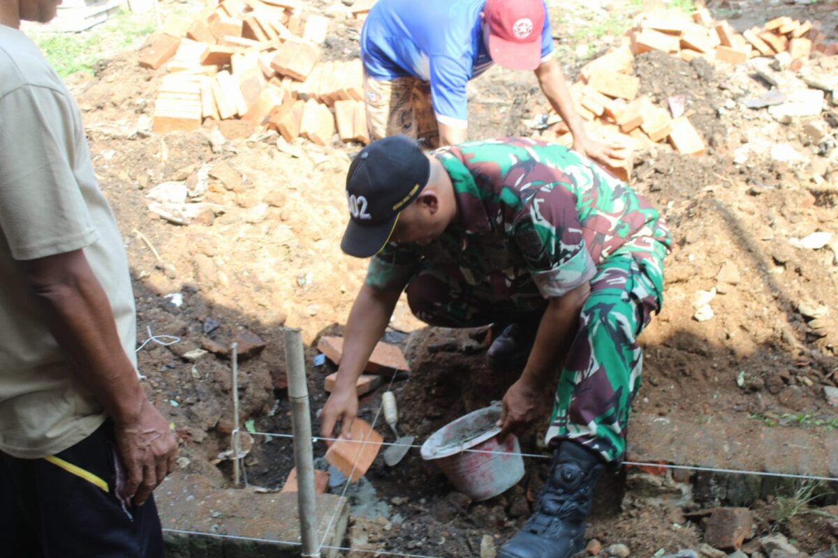 Babinsa Dukung Renovasi Rumah Warga melalui Program…