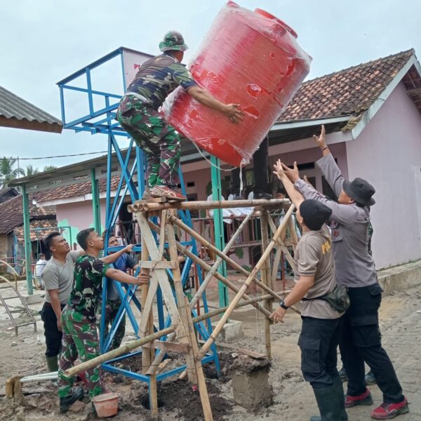 Satgas TMMD ke-124 Kodim 0602/Serang Pasang Toren&hellip;