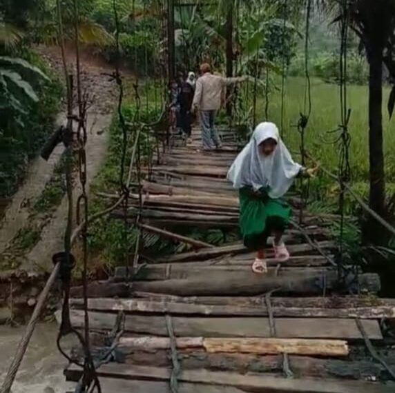 Jembatan Kampung Gunung Buled Rusak…