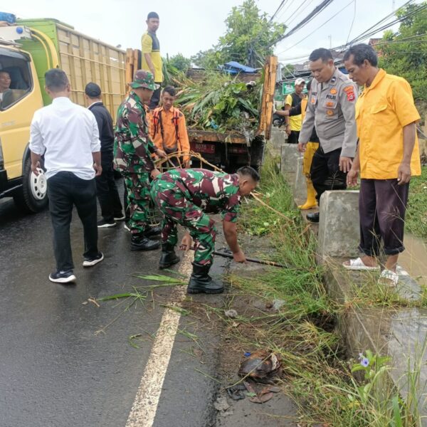 Koramil 0602-15/Baros Ajak Masyarakat Bersihkan Lingkungan