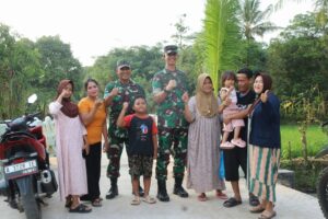 Foto bersama Dansatgas TMMD Bersama Warga Setempat