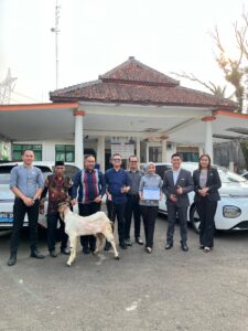 Penyerahan hewan kurban ke Kecamatan Curug