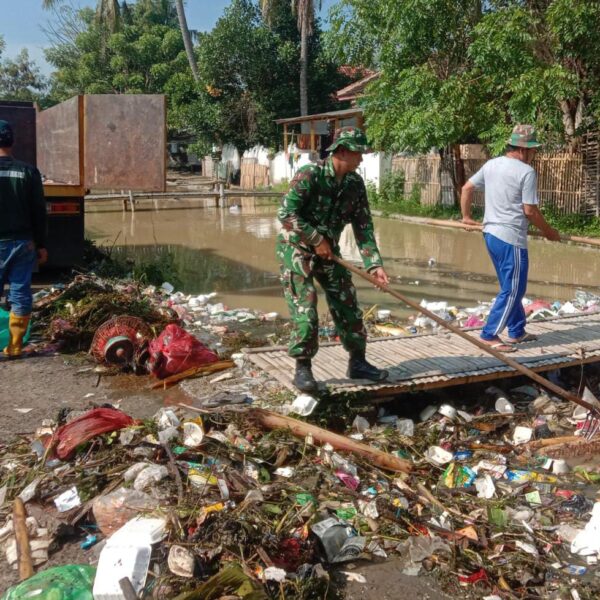 Babinsa Koramil 0602-11/Tirtayasa Bersama Petugas DLH Bersinergi…
