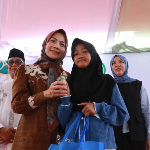Bupati Serang Ratu Zakiyah Santuni Anak Yatim…
