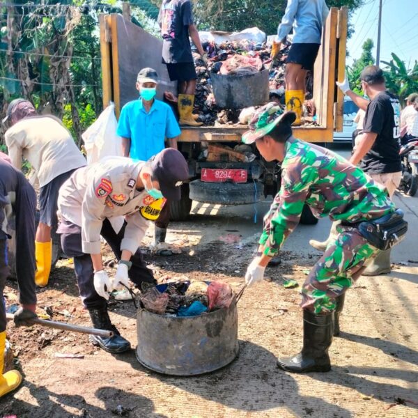 Sinergi Muspika Bandung Bersihkan Sampah