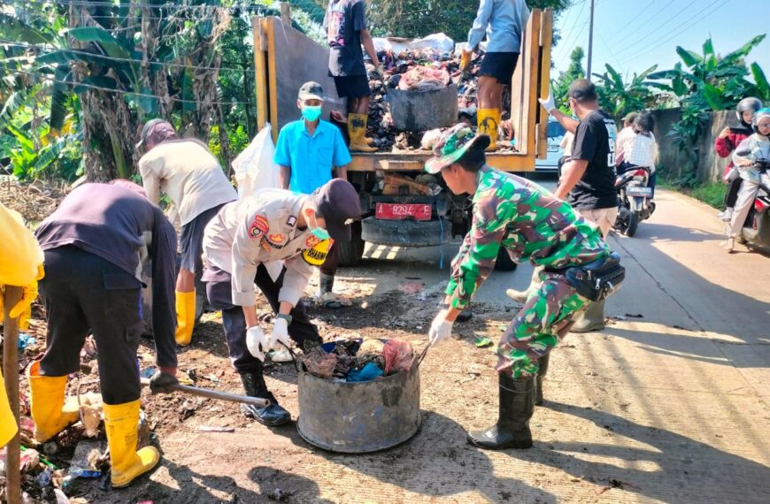 Sinergi Muspika Bandung Bersihkan Sampah