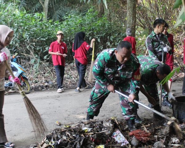 Babinsa Koramil 0602-09/Cikeusal Gelar Karya Bhakti Jumat Bersih…