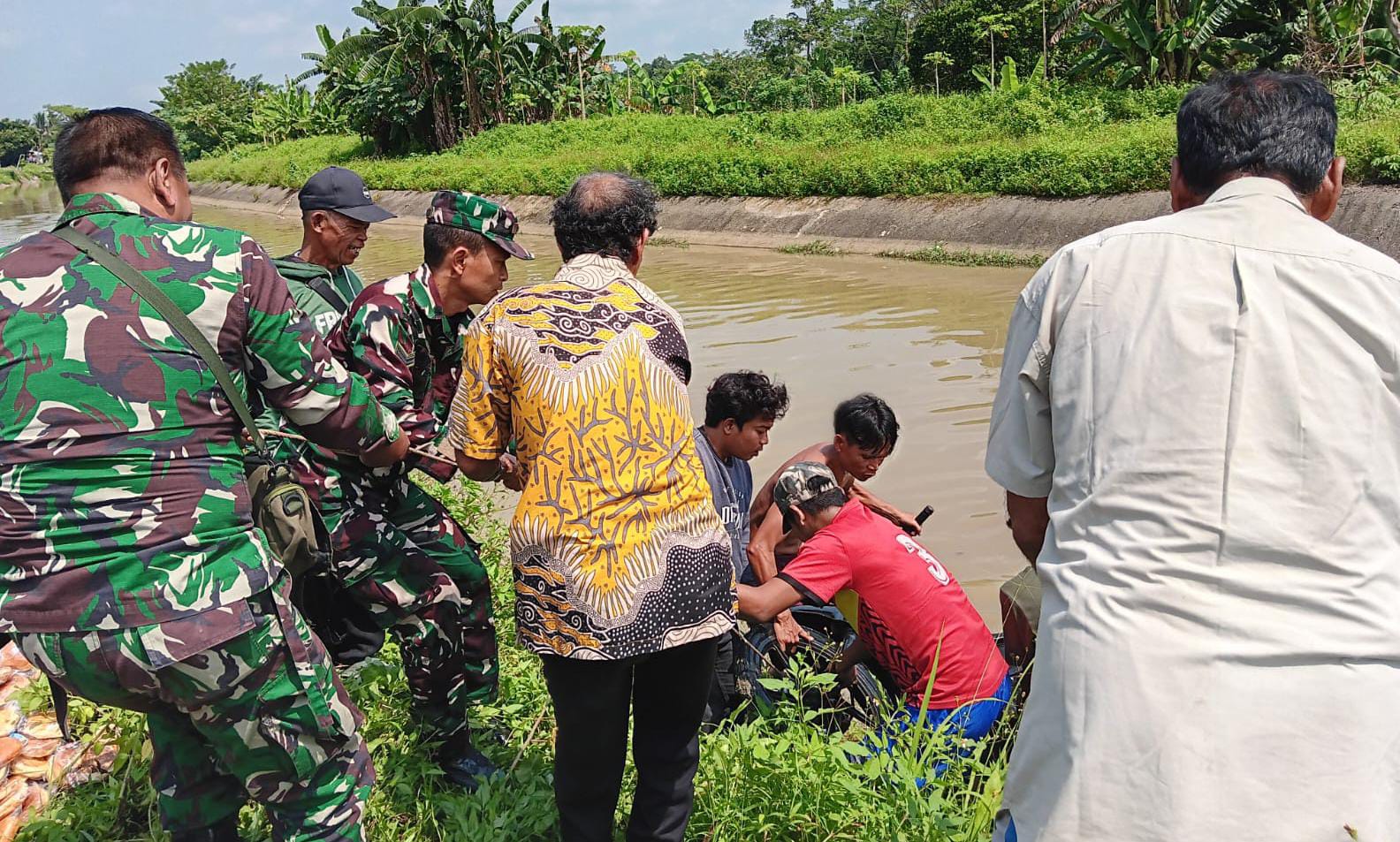 Babinsa Koramil 0602-20/Pamarayan Dan Masyarakat Evakuasi Penjual Roti…