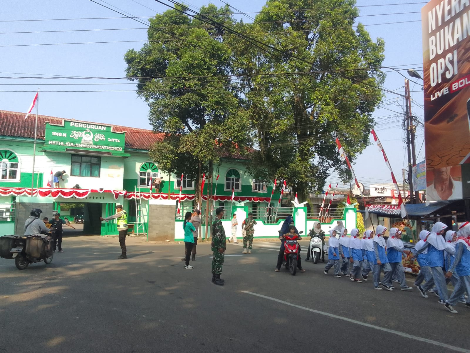 *Anggota Koramil 0106/Menes, Amankan Lomba Gerak Jalan Dalam…