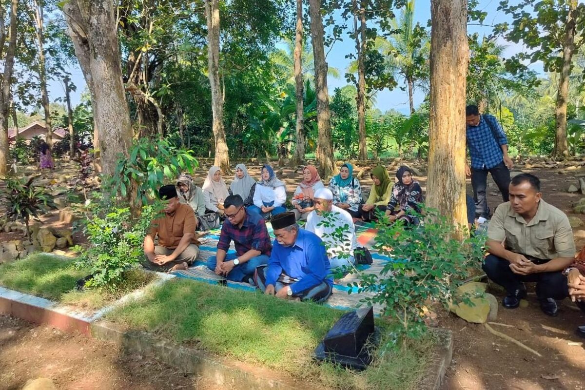 Dandim 0601/Pandeglang Ziarah ke Makam Orang Tua…
