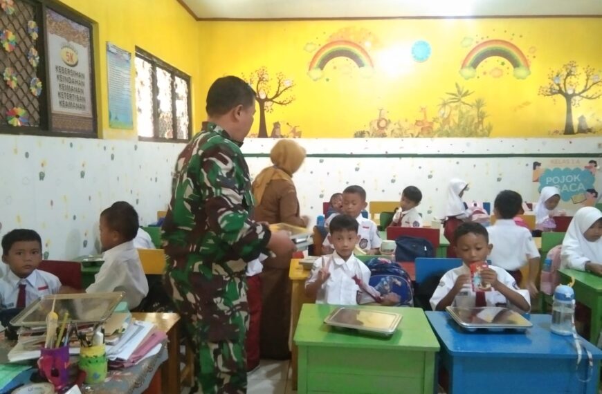 Babinsa Koramil 0106/Menes Kawal Program Makan Bergizi&hellip;