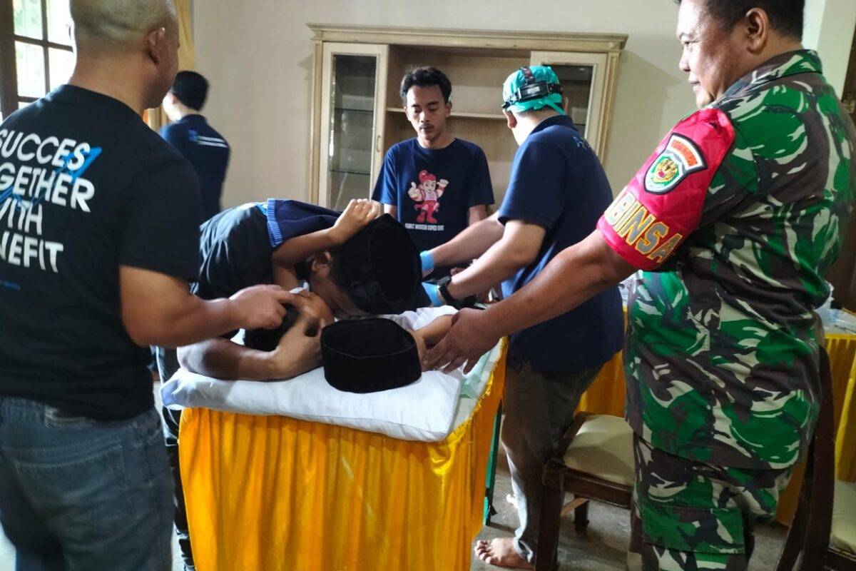 Babinsa Koramil 0110/Labuan Dampingi Kegiatan Khitanan Massal…