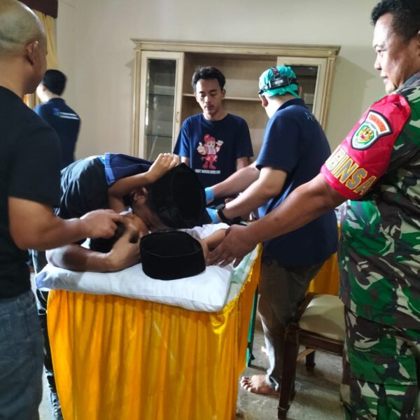Babinsa Koramil 0110/Labuan Dampingi Kegiatan Khitanan Massal di…