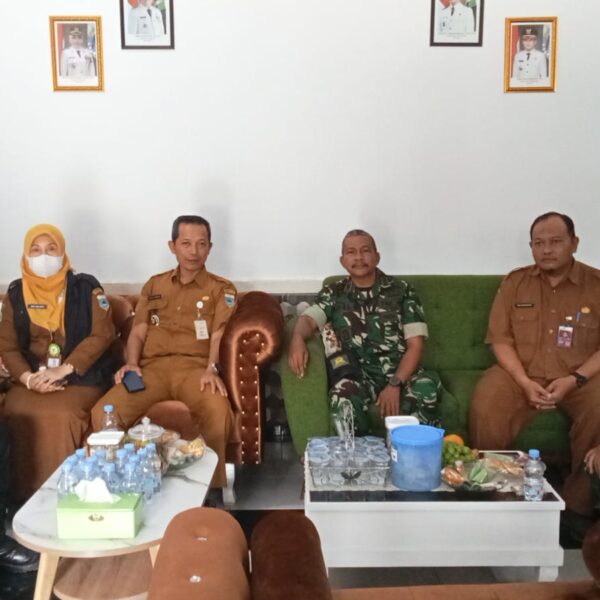 Babinsa Koramil 0110/Labuan Kodim 0601/Pandeglang, Dampingi Program Makan…