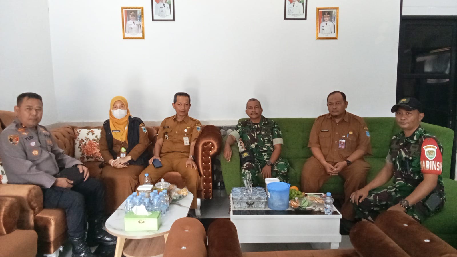 Babinsa Koramil 0110/Labuan Kodim 0601/Pandeglang, Dampingi Program Makan…