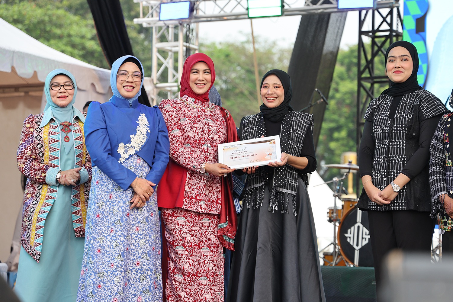 Ketua Dekranasda Provinsi Banten Tinawati Andra Soni Buka…