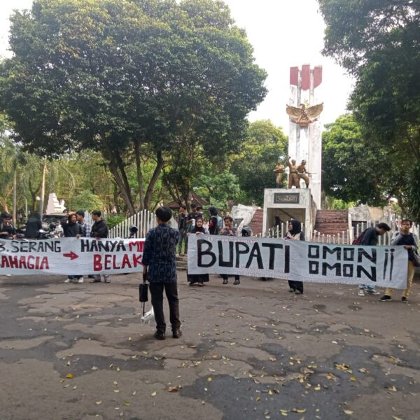 Mahasiswa Aksi menuju Aksi 100 Har Kinerja…