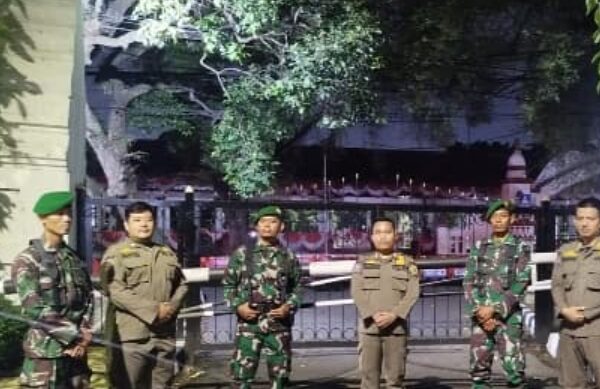 Anggota TNI Terlihat Amankan Pendopo Bupati Serang
