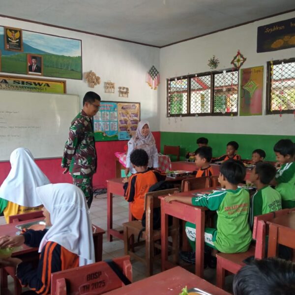 Babinsa Koramil 0112/Jiput Kodim 0601/Pandeglang Dampingi Program…