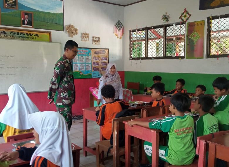 Babinsa Koramil 0112/Jiput Kodim 0601/Pandeglang Dampingi Program…