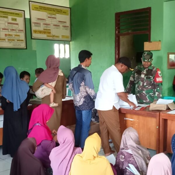 Babinsa Koramil 0116/Cikeusik Dampingi Penyaluran KKS di…