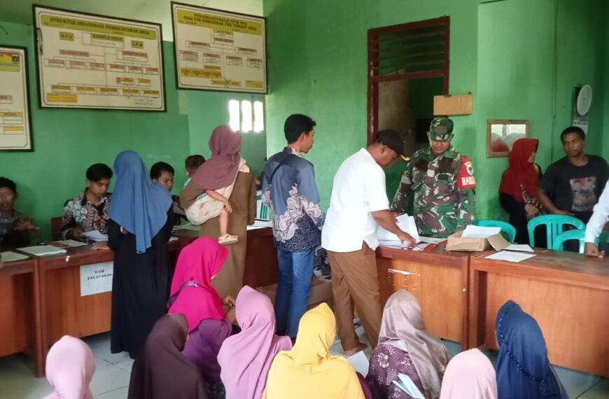 Babinsa Koramil 0116/Cikeusik Dampingi Penyaluran KKS di…