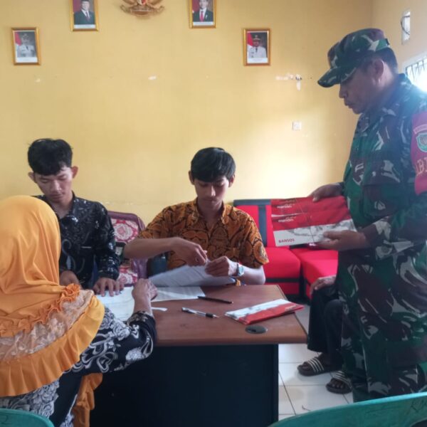 Babinsa Koramil 0107/Saketi Dampingi Pembagian Kartu ATM Bank…