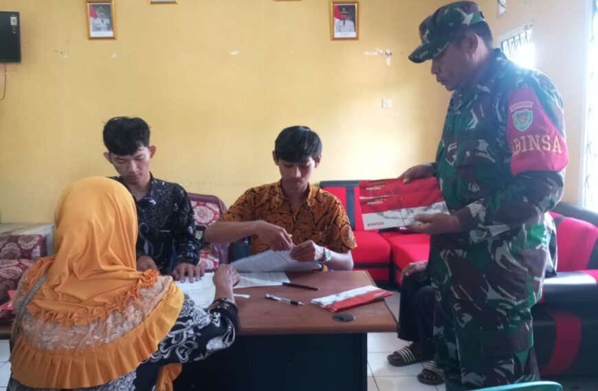 Babinsa Koramil 0107/Saketi Dampingi Pembagian Kartu ATM…