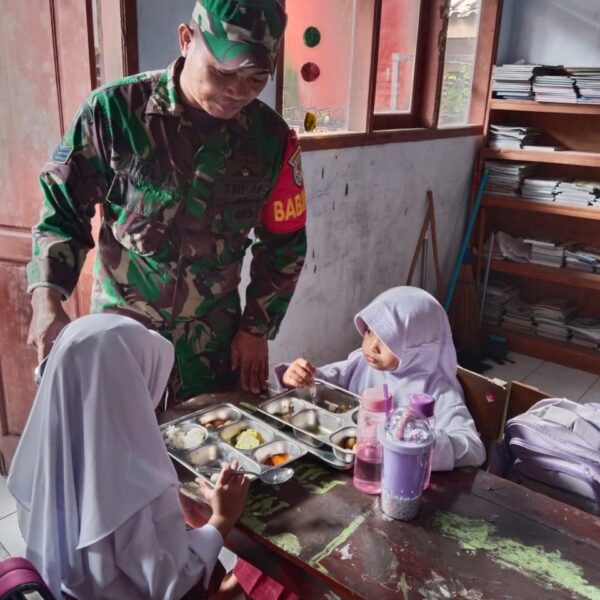 Babinsa Koramil 0107/Saketi Kodim 0601/Pandeglang Melaksanakan Pendampingan Pendistribusian&hellip;