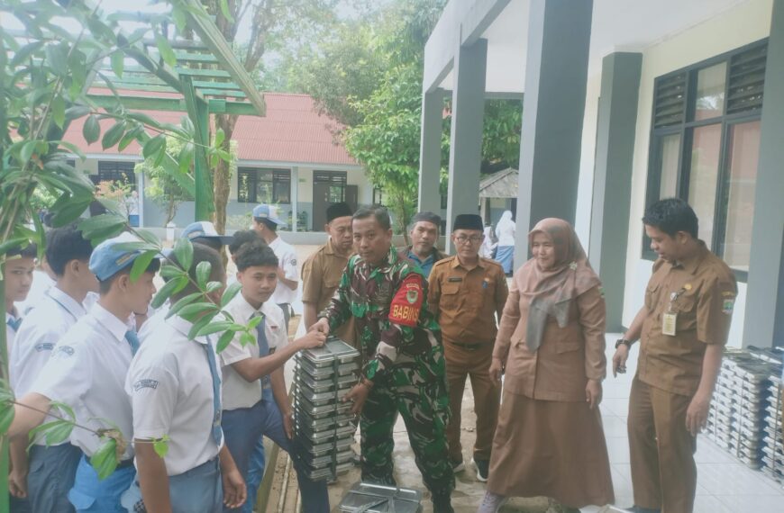 Babinsa Koramil 0106/Menes Kodim 0601/Pandeglang Dampingi Program…