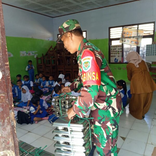 Babinsa Koramil 0115/Cimanggu Kodim 0601/Pandeglang Dampingi Program…