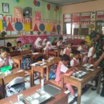 Babinsa Koramil 0106/Menes Dampingi Penyaluran…