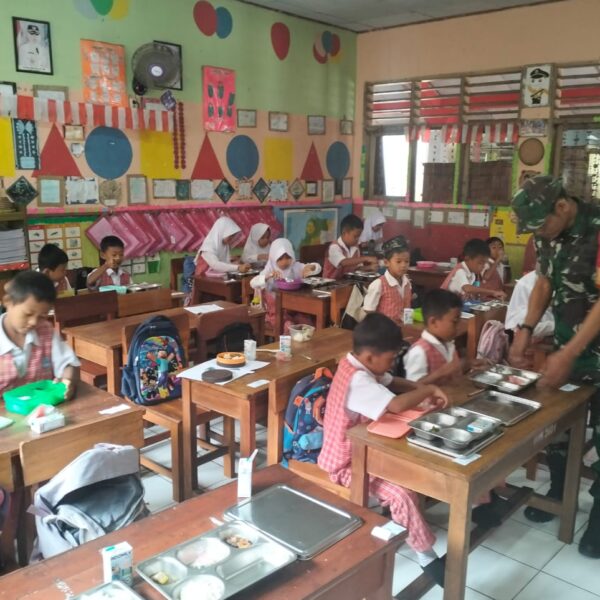 Babinsa Koramil 0106/Menes Dampingi Penyaluran Program Makan&hellip;