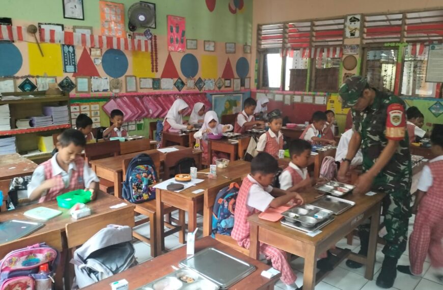 Babinsa Koramil 0106/Menes Dampingi Penyaluran Program Makan&hellip;