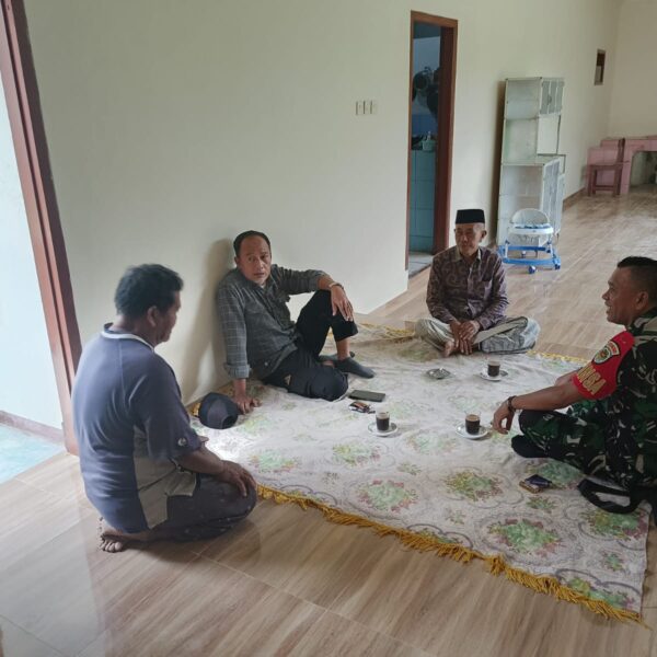 Babinsa Koramil 0103/Banjar Jalin Silaturahmi dan Komsos…