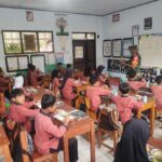 Babinsa Koramil 0106/Menes Dampingi Pendistribusian&hellip;