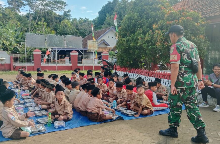 Babinsa Koramil 0102/Cadasari Kodim 0601/Pandeglang Dampingi Penyaluran…