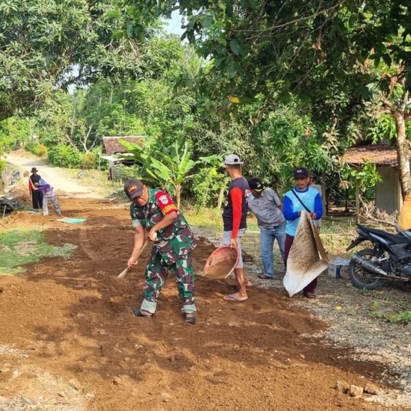 Sertu Eri Piatna Babinsa Koramil 0116/Cikeusik Bersama Warga…