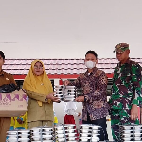 Serka Sutaryat Babinsa Koramil 0115/Cimanggu Pendampingan Pendistribusian…