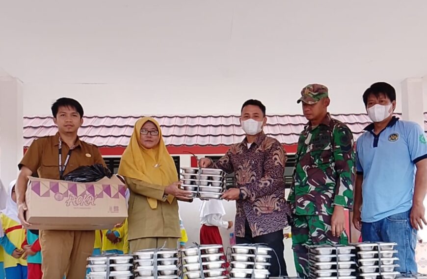 Serka Sutaryat Babinsa Koramil 0115/Cimanggu Pendampingan Pendistribusian…