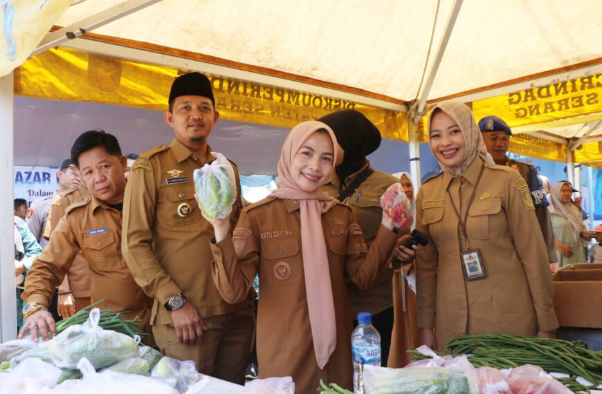 Warga Antusias Belanja di Bazar…