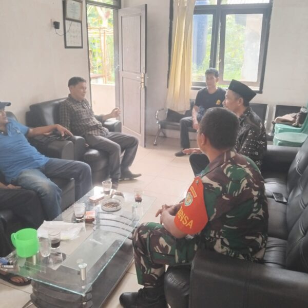 Babinsa Koramil 0102/Cadasari Laksanakan Komsos Bersama Pemerintah Desa…