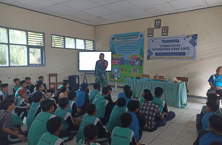 BABINSA KORAMIL 0116/CIKEUSIK BERIKAN BIMBINGAN KEDISIPLINAN KEPADA…